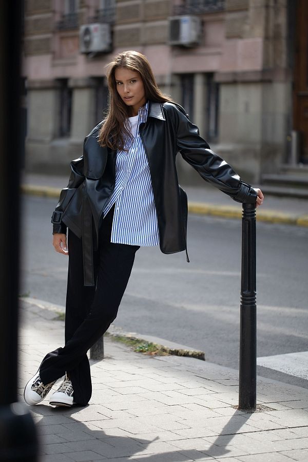 Krótki trencz z eko-skóry na zamszu z paskiem czarny МБКТ009 #RU#  МБКТ009 № 1