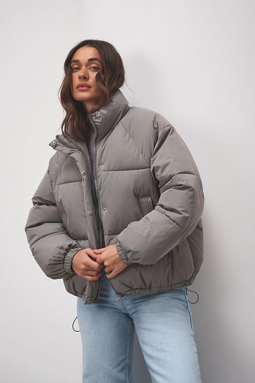Krótka kurtka puchowa z kapturem szara