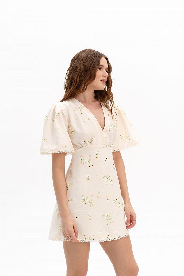 Mini sukienka z prostą spódnicą i krótkimi rękawami mleczna w kwiaty prost29/07 № 2