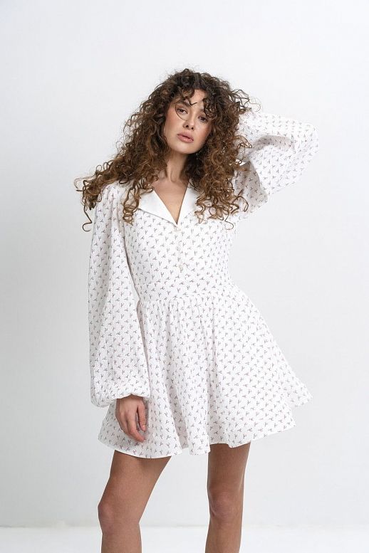 Sukienka z kołnierzykiem biała w mikro czerwone kwiaty