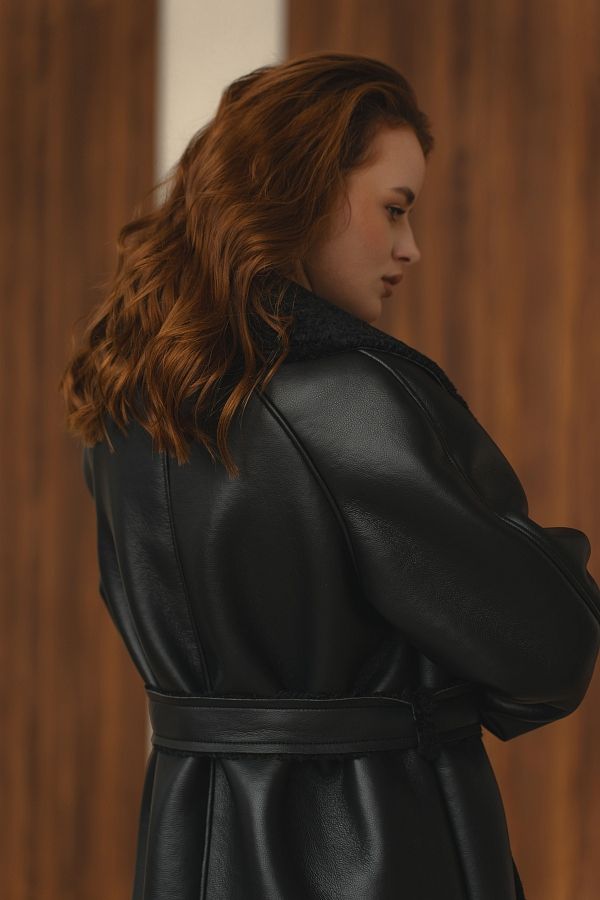 Kożuch z paskiem czarny z czarnym futrem ВАПРЕ/0212 № 2