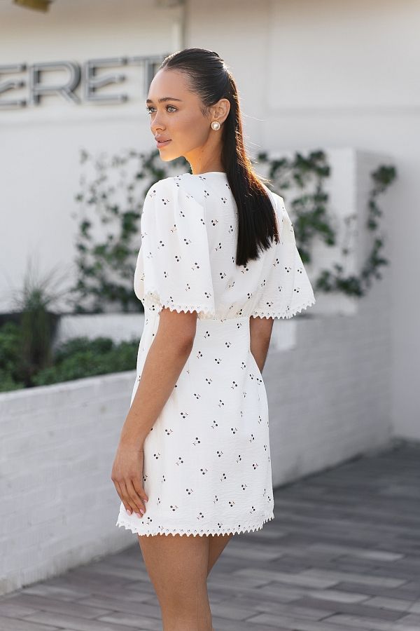 Mini sukienka z prostą spódnicą i krótkimi rękawami mleczna z wiśniami prost01/09 № 3