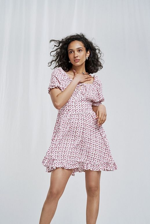 Mini sukienka z paskiem i mleczną falbanką w malinowe kwiaty