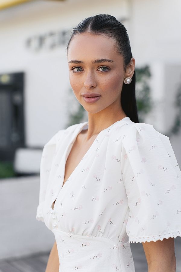 Mini sukienka z prostą spódnicą i krótkimi rękawami mleczna w różowe kwiaty prost01/08 № 4