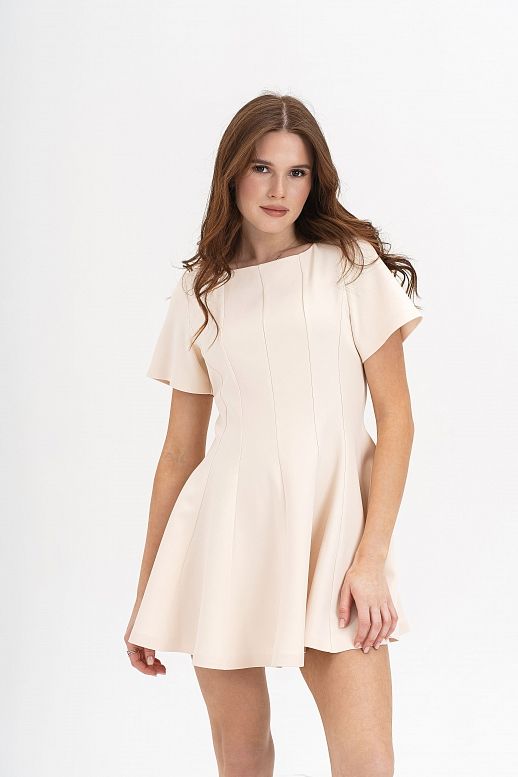 Klasyczna jasnobeżowa sukienka