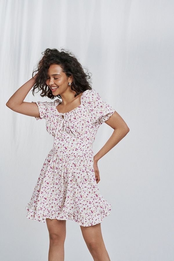 Mini sukienka z paskiem i mleczną falbanką w różowe kwiaty D0723/4 № 1