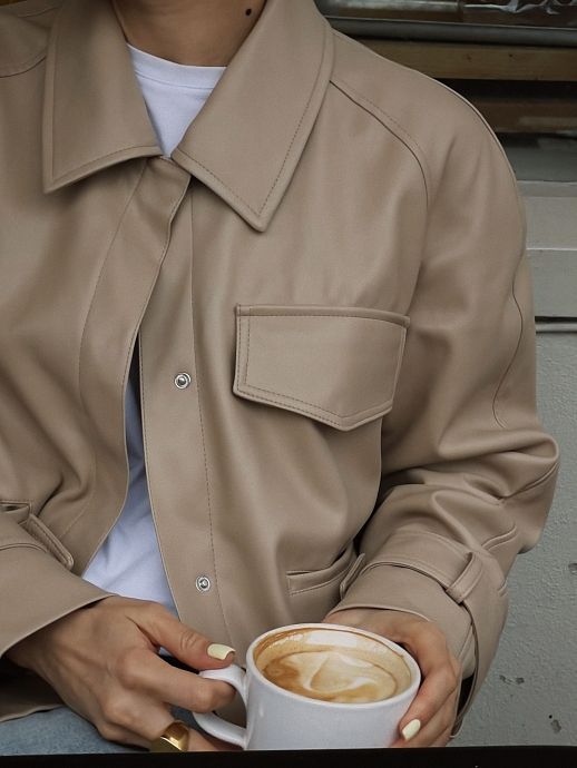 Trencz krótki z eko-skóry na zamszu beżowy