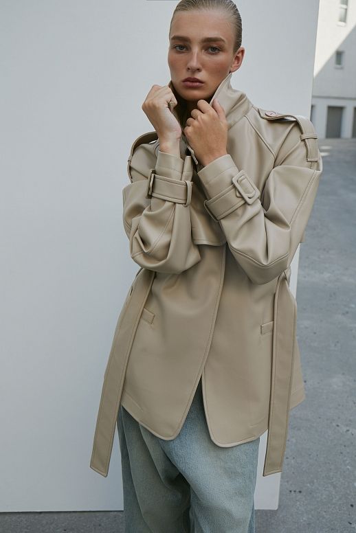 Krótki trencz z eko-skóry na zamszu z paskiem jasnobeżowy - №2