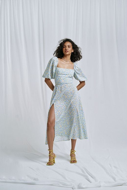 Niebieska sukienka midi z rozszerzanymi rękawami