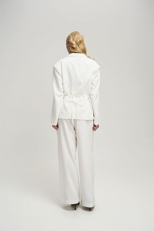 Garnitur o luźnym kroju z wiązaniami na marynarce mleczny - №2