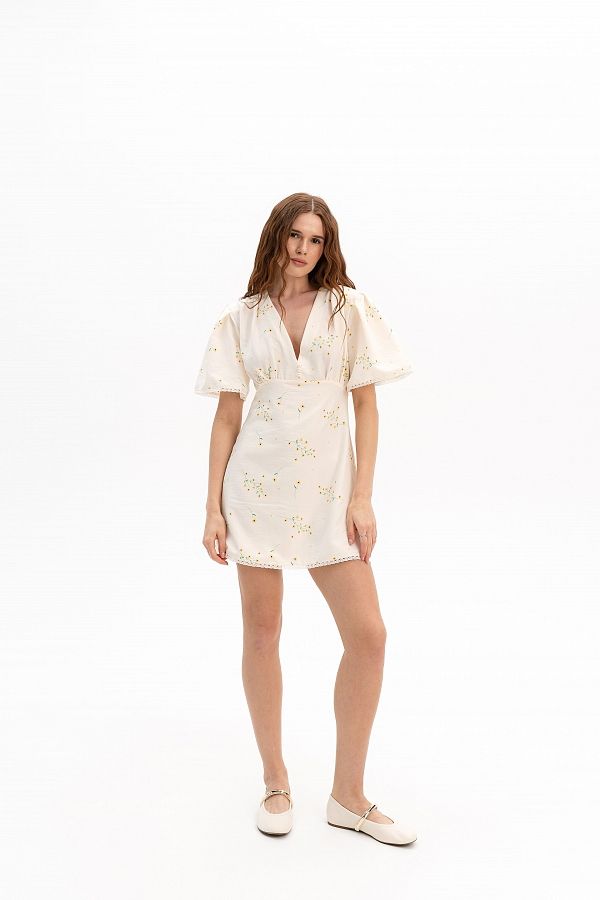 Mini sukienka z prostą spódnicą i krótkimi rękawami mleczna w kwiaty prost29/07 № 4