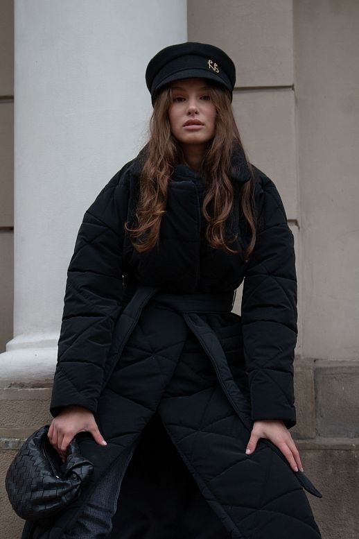 Długa pikowana kurtka z paskiem w trójkąty czarna