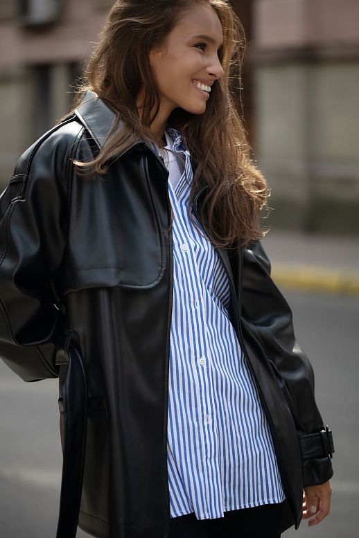 Krótki trencz z eko-skóry na zamszu z paskiem czarny - №2