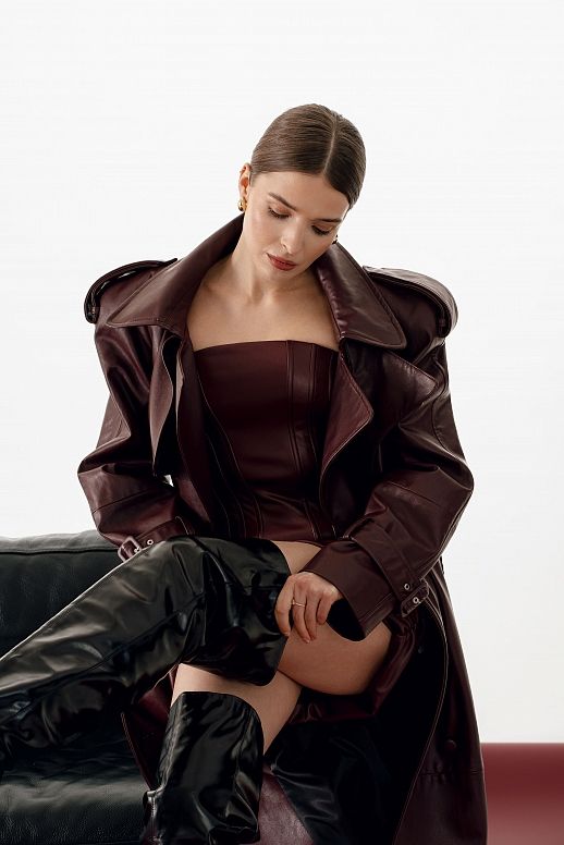 Trencz maxi z eko-skóry bordowy