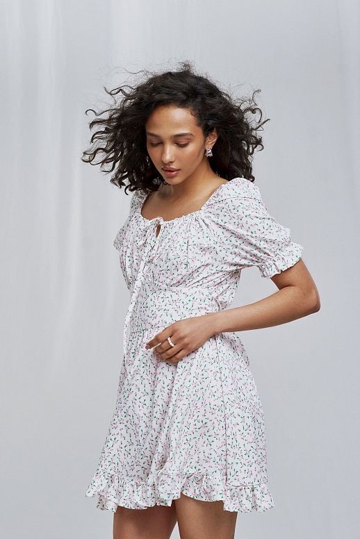 Mini sukienka z paskiem i falbankami w jasnoróżowe kwiaty