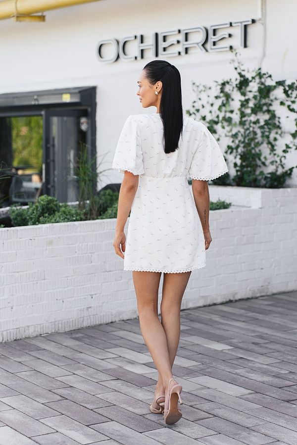 Mini sukienka z prostą spódnicą i krótkimi rękawami mleczna w różowe kwiaty prost01/08 № 3