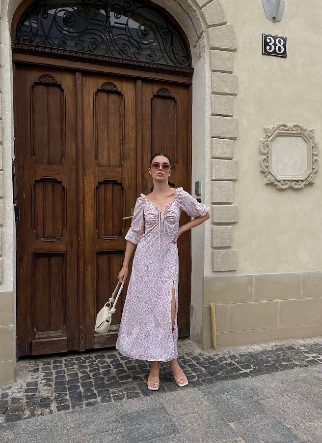 Sukienka midi z rozcięciem, długim rękawem, mleczna, w pomarańczowy kwiaty D0521DR/6 № 1