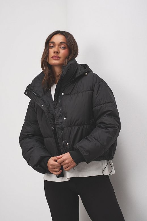Krótka kurtka puchowa z kapturem czarna