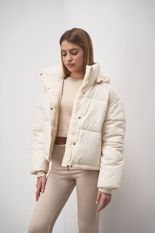 Krótka kurtka puchowa z kapturem mleczna