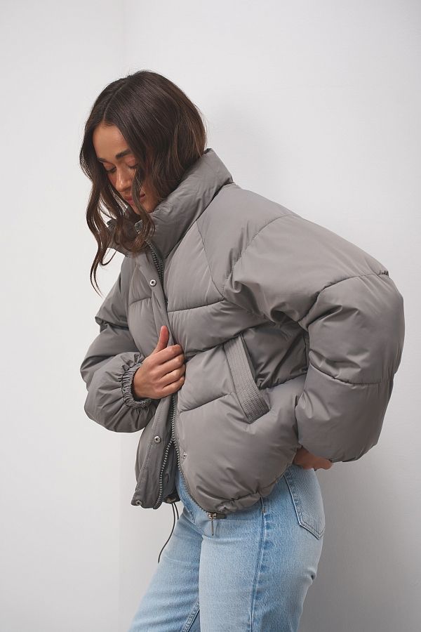 Krótka kurtka puchowa z kapturem szara 240909/4 № 2