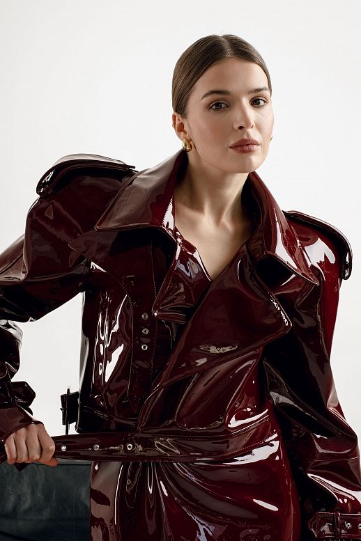 Lakierowany krótki trencz z eko-skóry bordowy - №2