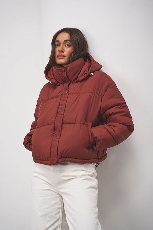 Krótka kurtka puchowa z kapturem bordowa