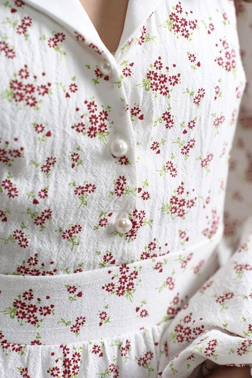 Sukienka z kołnierzykiem biała w czerwone kwiaty - №2