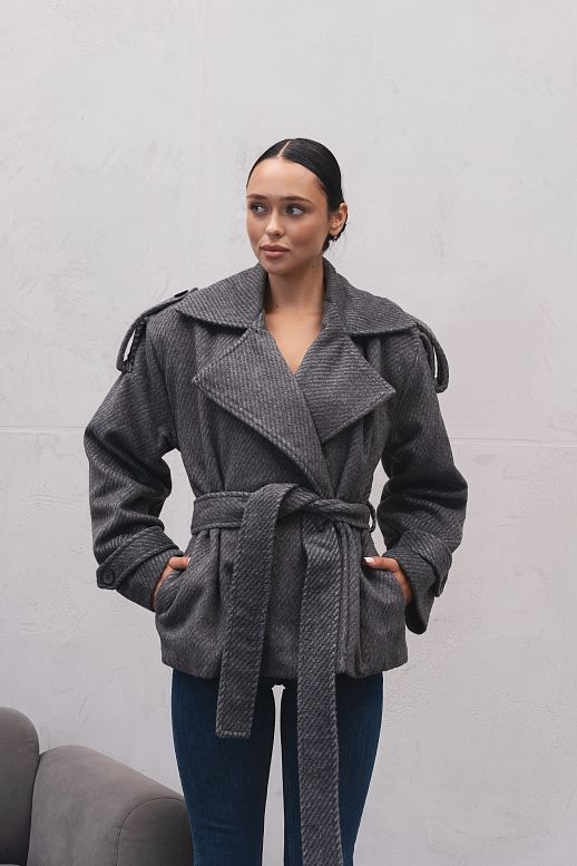 Krótki płaszcz z paskiem i zatrzaskami szary