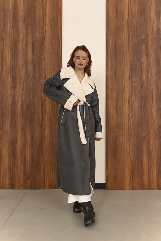 Kożuch z paskiem szaryz mlecznym futrem