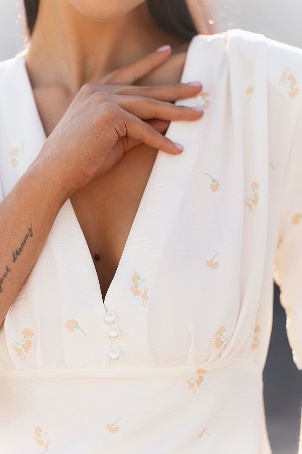 Mini sukienka z prostą spódnicą i krótkimi rękawami biała w pomaranczowe kwiaty prost17/07 № 3