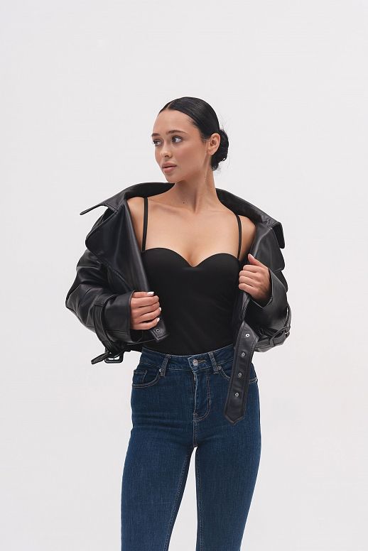 Krótki trrencz z eko-skóry czarny