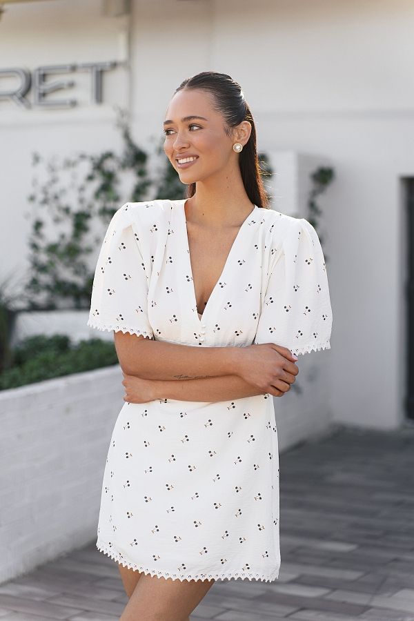 Mini sukienka z prostą spódnicą i krótkimi rękawami mleczna z wiśniami prost01/09 № 1