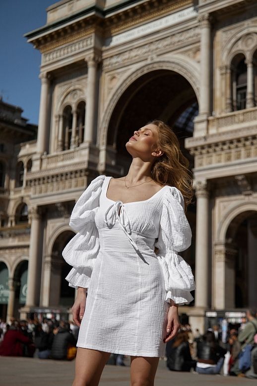 Biała muślinowa sukienka z bufiastymi rękawami