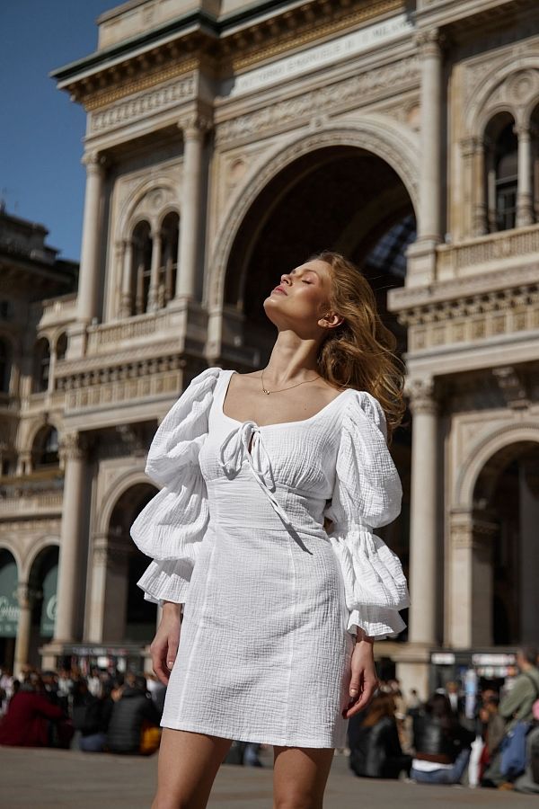 Biała muślinowa sukienka z bufiastymi rękawami D0123/2 № 1