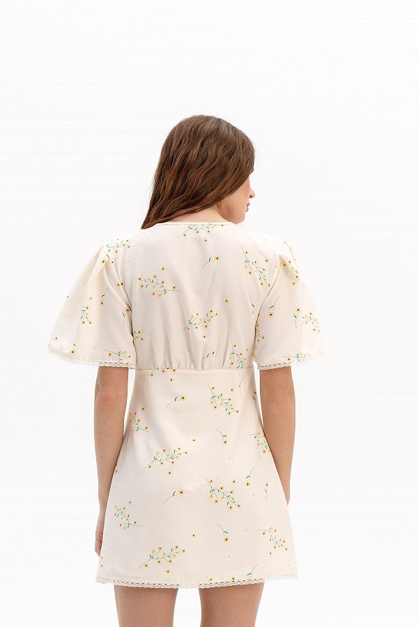 Mini sukienka z prostą spódnicą i krótkimi rękawami mleczna w kwiaty prost29/07 № 3