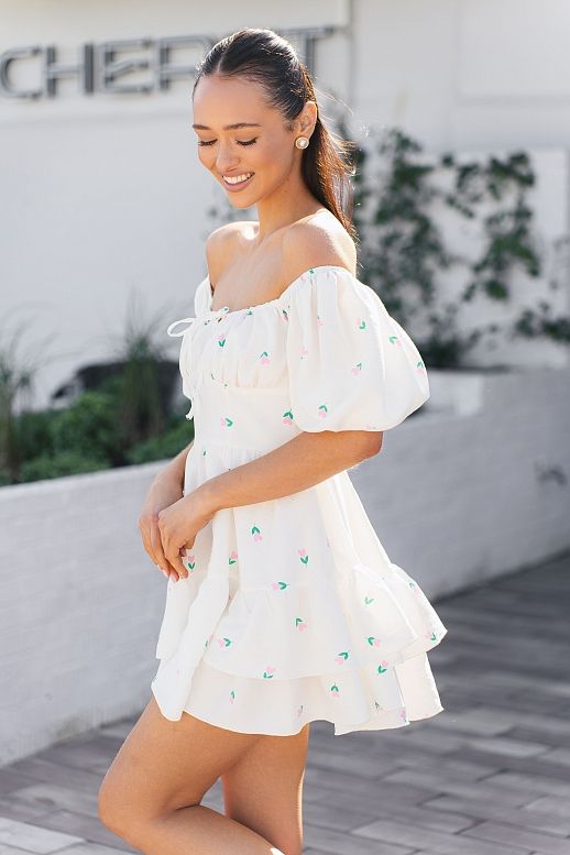 Bawełniana sukienka z krótkimi bufiastymi rękawami mleczna w różowe kwiaty - №2