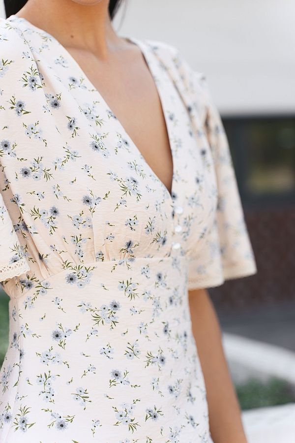 Mini sukienka z prostą spódnicą i krótkimi rękawami biała w niebiskie kwiaty prost01/07 № 4