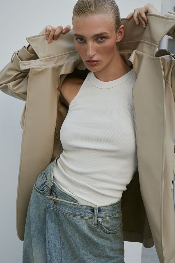 Krótki trencz z eko-skóry na zamszu z paskiem jasnobeżowy МБКТ009/4 #RU#  МБКТ009/4 № 3