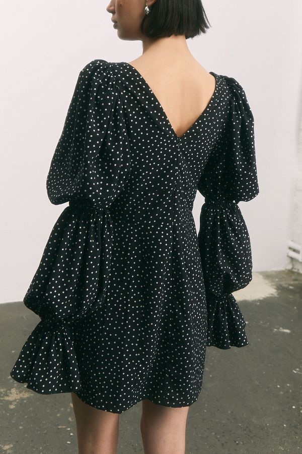 Czarna miękka sukienka z bufiastymi rękawami w duże kropki  № 4