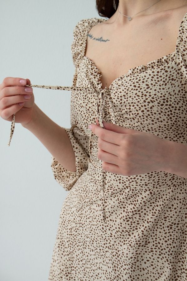 Beżowa sukienka mini w kropki z rozcięciem D0321/15 № 3