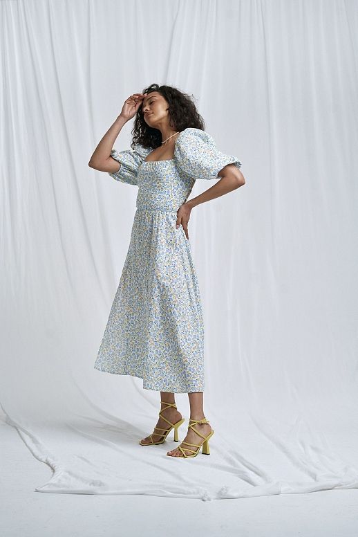 Niebieska sukienka midi z rozszerzanymi rękawami - №2