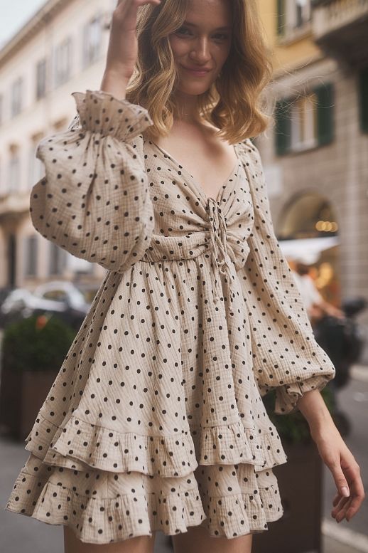 Mini sukienka muślinowa z falbankami beżowa w czarne groszki