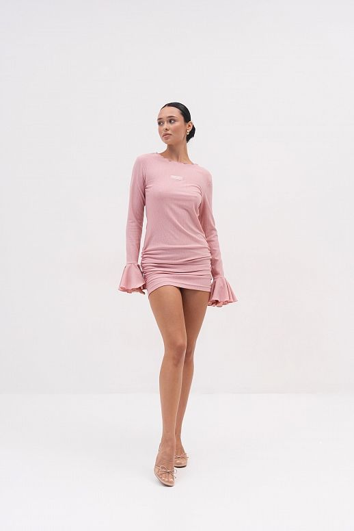 Mini sukienka dopasowana do sylwetki różowa