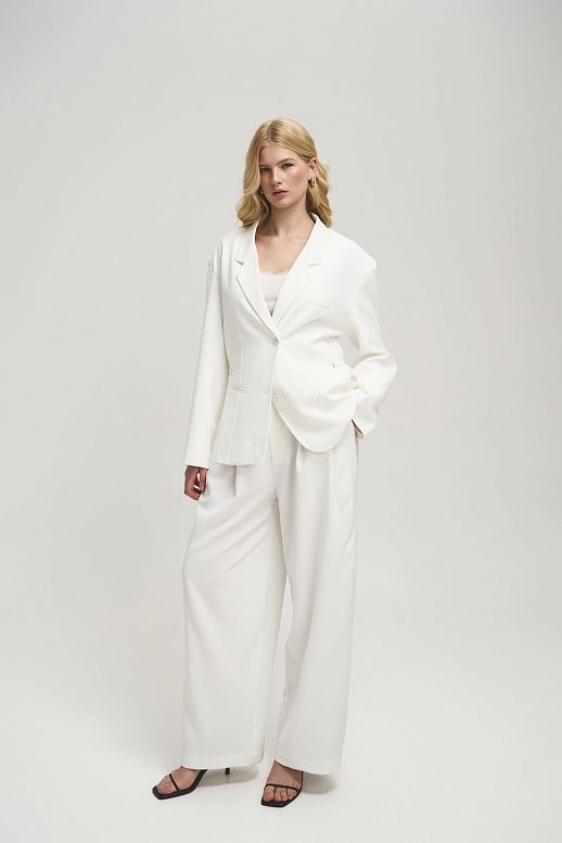 Garnitur o luźnym kroju z wiązaniami na marynarce mleczny