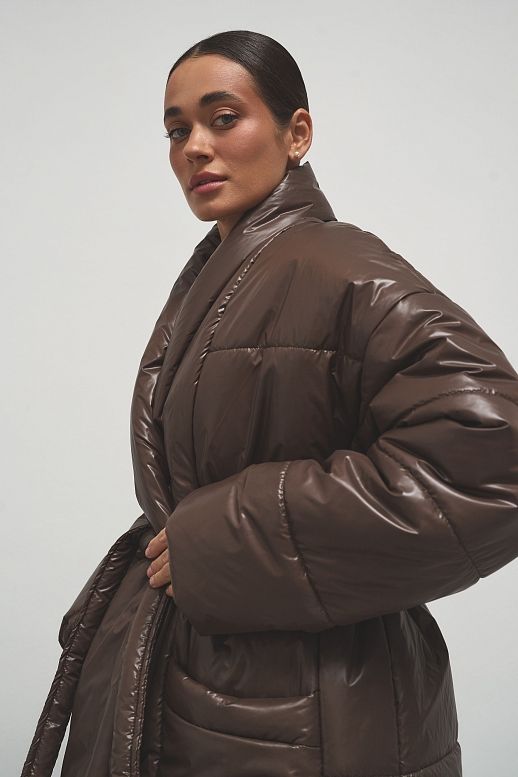 Kurtka puchowa przedłużona z paskiem lakierowana brązowa