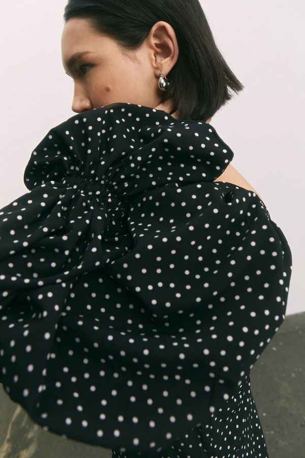 Czarna miękka sukienka z bufiastymi rękawami w duże kropki  № 3
