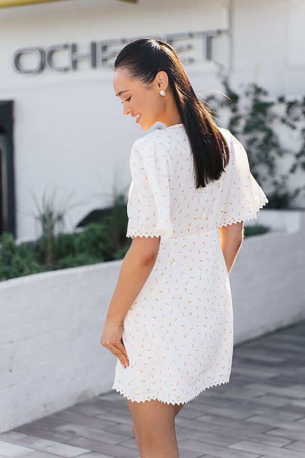 Mini sukienka z prostą spódnicą i krótkimi rękawami mleczna w wielokolorowe kwiaty prost01/09 № 3