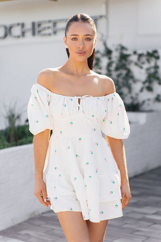 Bawełniana sukienka z krótkimi bufiastymi rękawami mleczna w różowe kwiaty