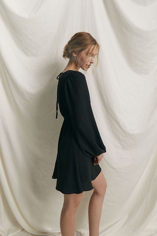 Sukienka mini z odkrytymi plecami czarna - №2