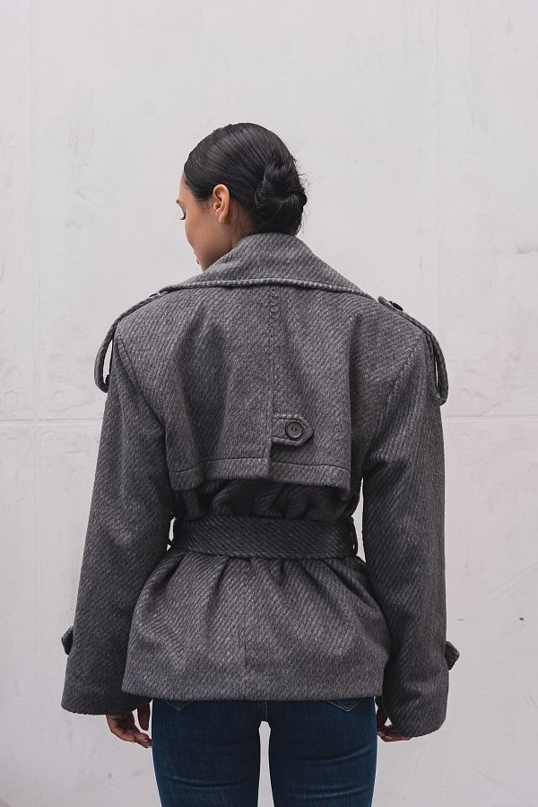 Krótki płaszcz z paskiem i zatrzaskami szary płaszcz01/10 № 4